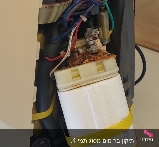 פילטר מים עם חיבורים וצינורות חשופים